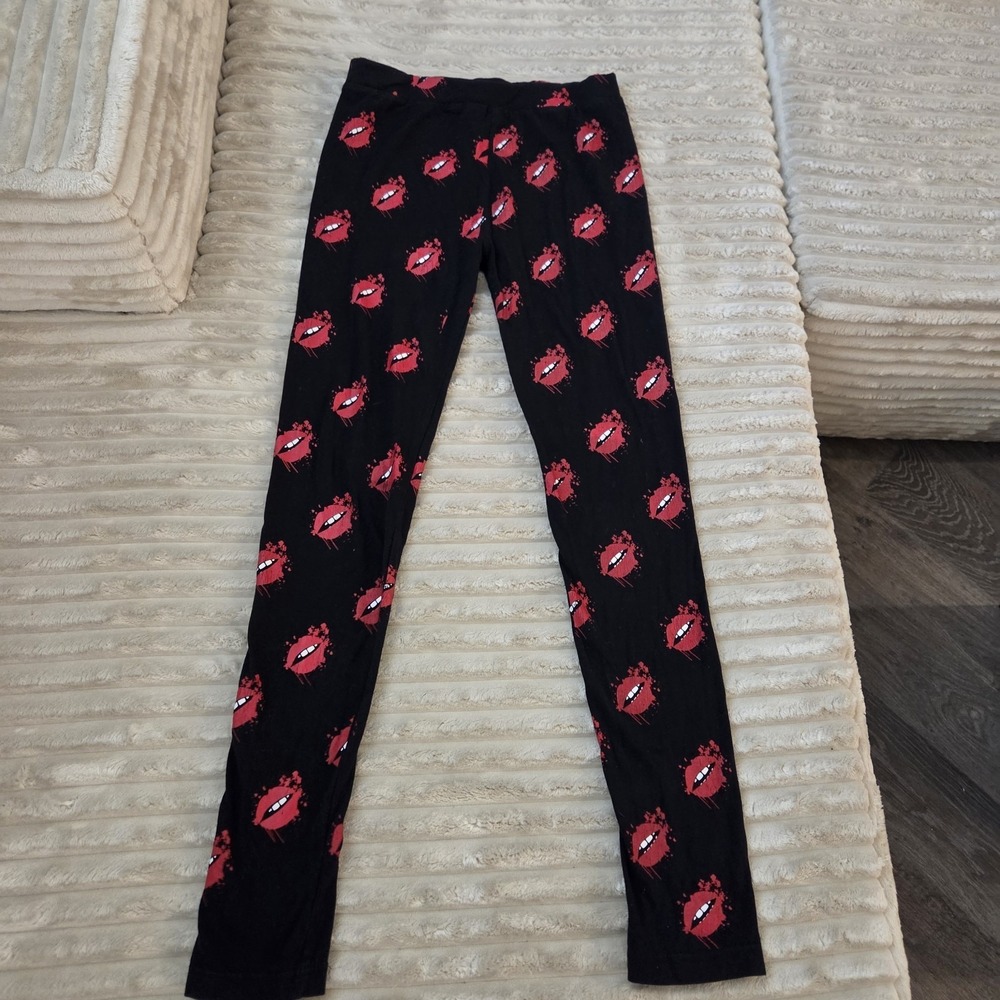 On Fire Leggings Medium M Black Red Lips Kiss Print Stretch Pants Casual Womens